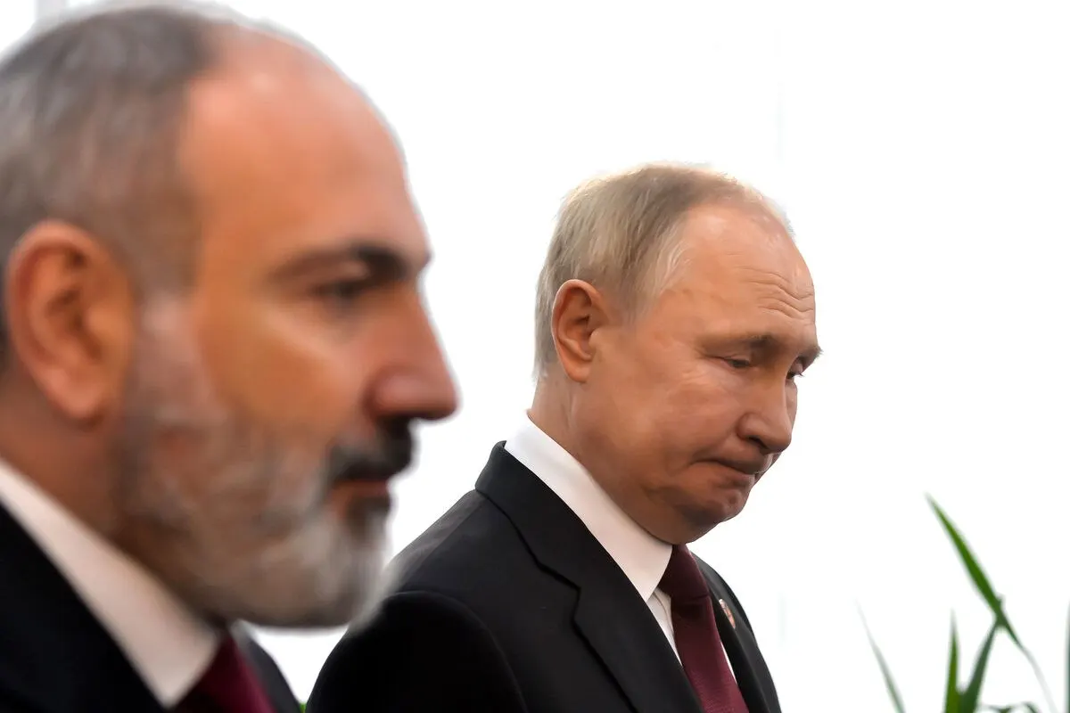 Президент России пожелал премьер-министру Армении здоровья и успехов, подчеркнув заинтересованность в дальнейшем развитии двусторонних отношений. В тексте также напомнили о недавних заявлениях и торговых ограничениях на армянские товары.