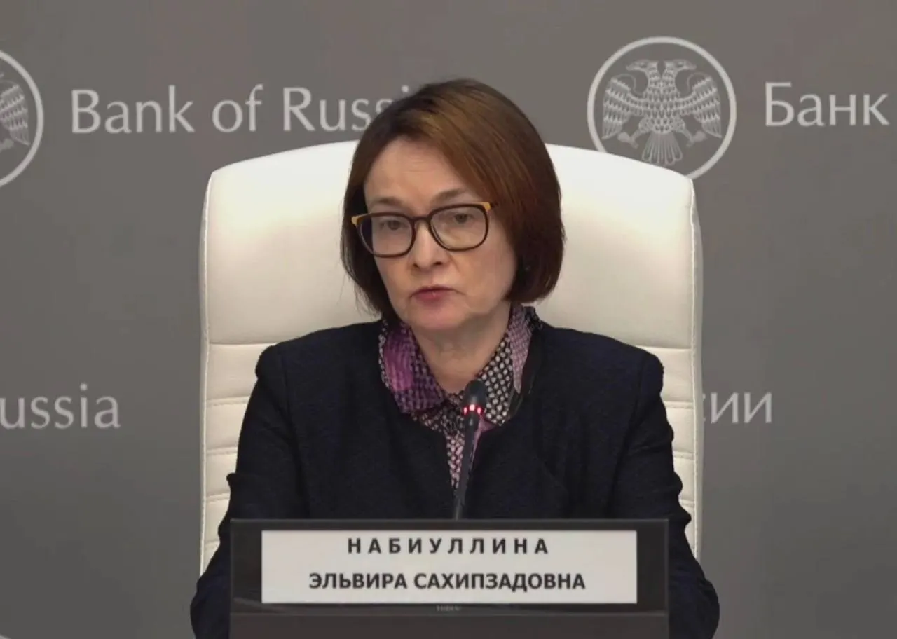 Глава Центробанка вернулась к работе после краткой болезни: на пресс‑конференции она подтвердила простуду, поблагодарила тех, кто переживал, и отказалась от привычных аксессуаров.