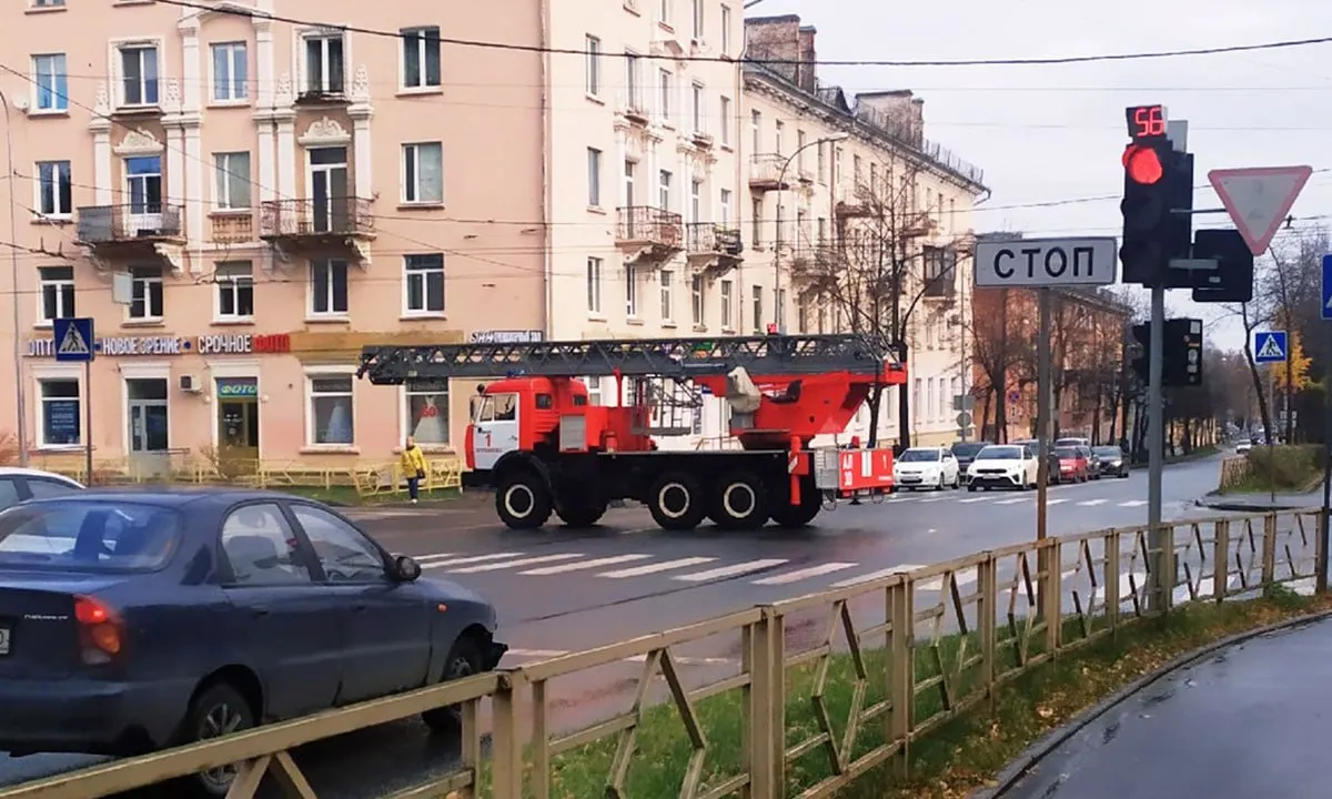 31 мая на Первомайском проспекте загорелась квартира; пожар оперативно потушили, пострадавших нет. По данным МЧС Карелии, возгорание, вероятно, произошло из‑за зарядки.