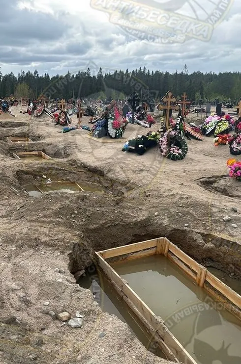 Костомукшанцы жалуются, что участки на городском кладбище подтоплены: грунтовые воды поднялись, а новая отсыпка из морены с глиной не даёт стоку. Люди требуют вмешательства властей и объяснений.