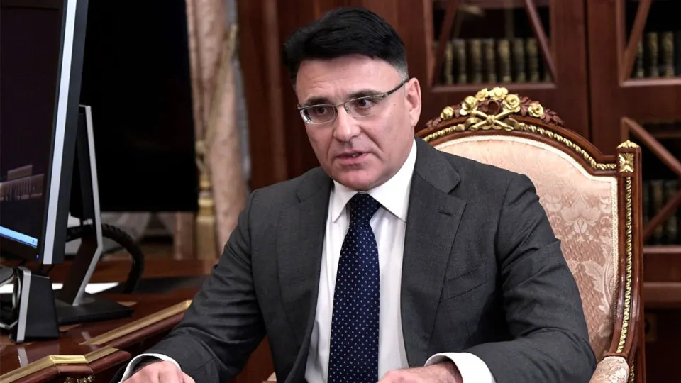 Инициатива предполагает отбор «лучших» иностранных картин для проката, освобождение экранного времени для отечественного кино и финансовые механизмы поддержки национального кинематографа; вопрос поручено ускоренно рассмотреть Минкульту.