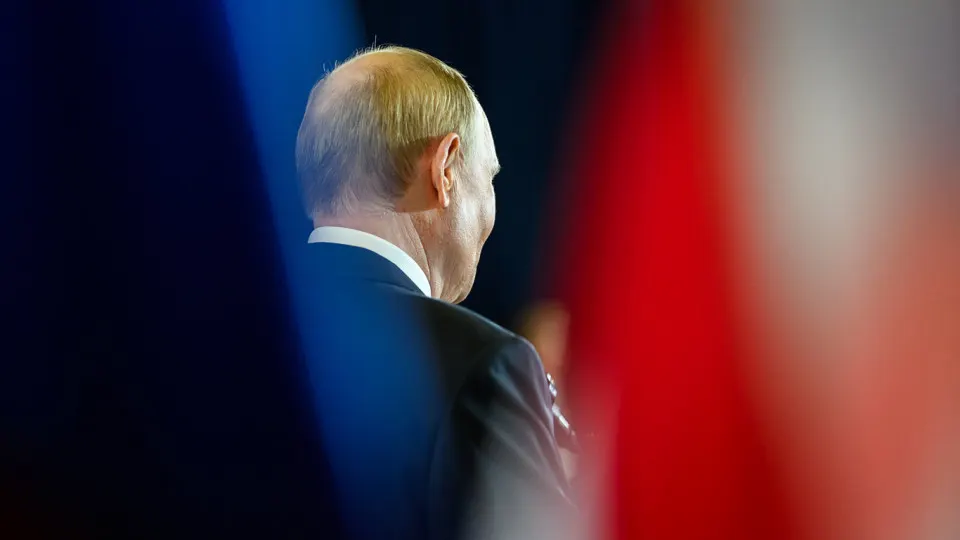 Государственный центр опросов перестал публиковать рейтинг доверия, рассчитанный методом «открытого» опроса. По опубликованным данным, этот показатель упал до 29,5% в начале апреля, тогда как «закрытый» метод показывает существенно более высокие значения.