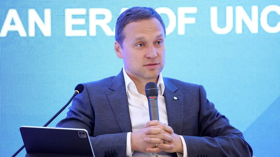 Зампред правления Сбербанка Тарас Скворцов предупредил о значительном оттоке средств в наличные — банки фиксируют снижение доли безналичных операций и крупные ежемесячные снятия со счетов. По его словам, рост налоговой нагрузки и усиление контроля подталкивают малый и средний бизнес к «конвертной» зарплате и уходу в кэш.