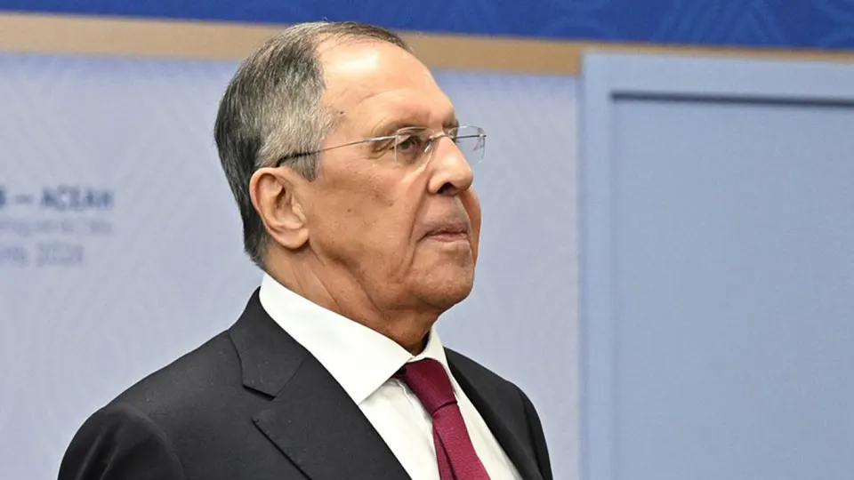Глава МИД заявил о регулярных групповых ударах по украинским объектам после самой массированной ночной атаки дронов на Москву: пожары на НПЗ и в торговом комплексе, массовые отмены и задержки рейсов, заявления руководителей сторон.