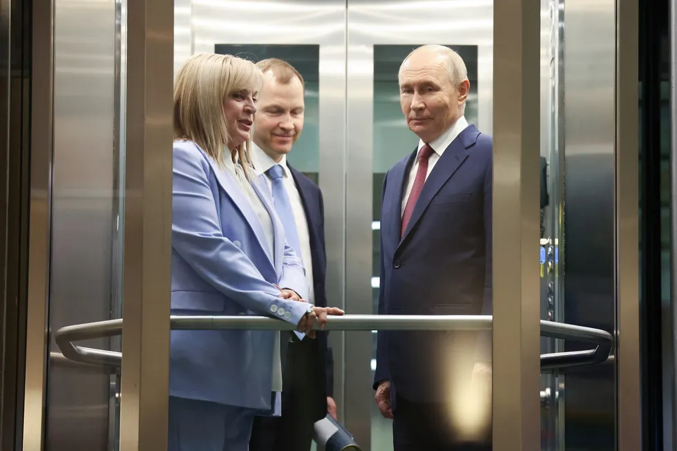 Руководители силовых ведомств настаивают на переносе или даже отмене сентябрьских думских выборов из‑за падения рейтингов, экономических проблем и угроз безопасности. В администрации президента и политблоке между сторонниками и противниками изменений сохраняется напряжение; официальных решений пока нет.