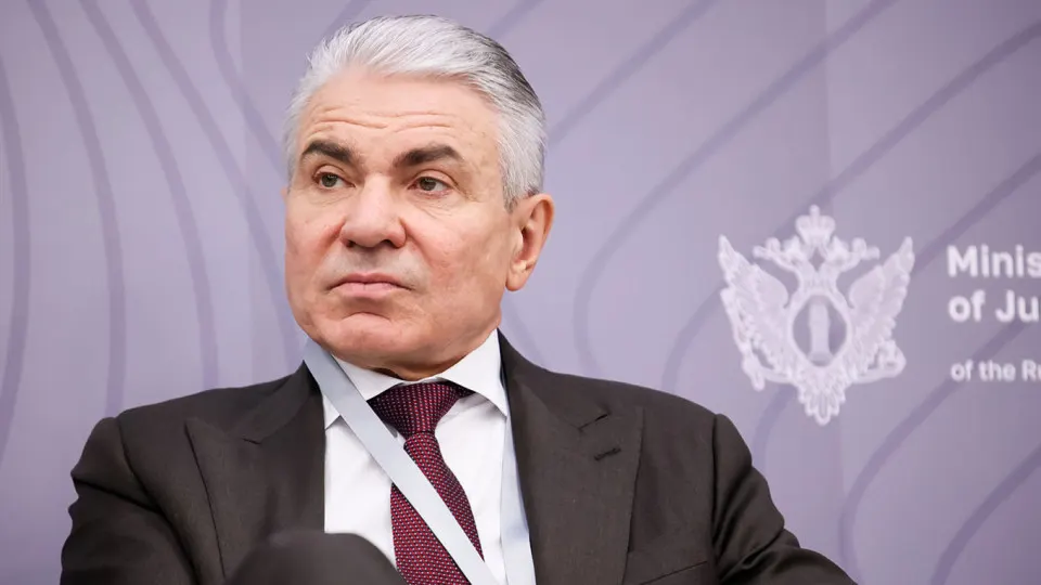 Олег Свириденко предложил обязать владельцев нейросетей внедрять специальные фильтры и нести ответственность — административную, уголовную или финансовую — за нарушения, чтобы предотвратить угрозы суверенитету.