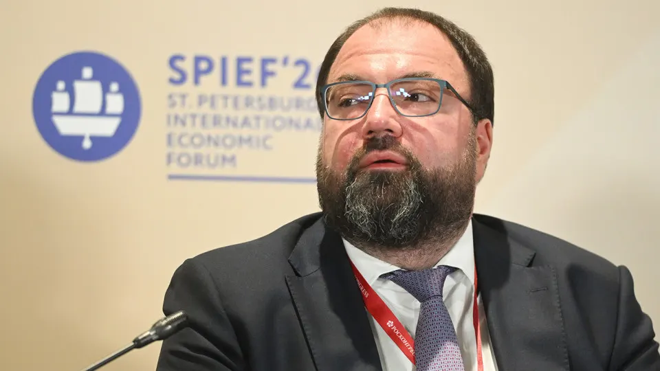 Глава Минцифры заявил о планах внедрить обязательную возрастную идентификацию на онлайн‑платформах. Рассматриваются варианты через «Госуслуги», биометрию и сканы документов; эксперты предупреждают о рисках утечек и издержках для сервисов.