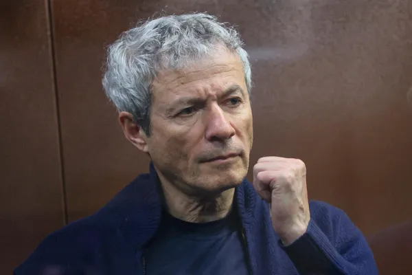 Бывшему сенатору и основателю агрохолдинга предъявлены обвинения в хищении акций, легализации похищенных средств и преднамеренном банкротстве; ему также инкриминируют дачу взятки.