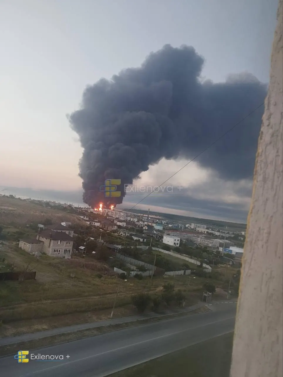 В результате удара беспилотников в районе Керченского пролива погибли не менее пяти человек. Загорелась нефтебаза в порту, повреждены жилые дома, госпитализированы десятки пострадавших.