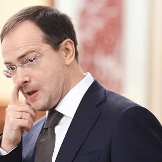 Помощник президента выступил за систему обязательного распределения выпускников: при госфинансировании — заключение трудового контракта и отработка, при оплате работодателем — закрепление специалиста за предприятием. Ранее в регионах и в Госдуме уже предлагали вернуть трёхлетнюю отработку для бюджетников.