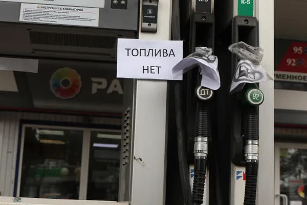 Глава государства поручил нарастить производство топлива, отчитался о запасах бензина в 1,7 млн тонн и признал, что дефицит на АЗС сохраняется.