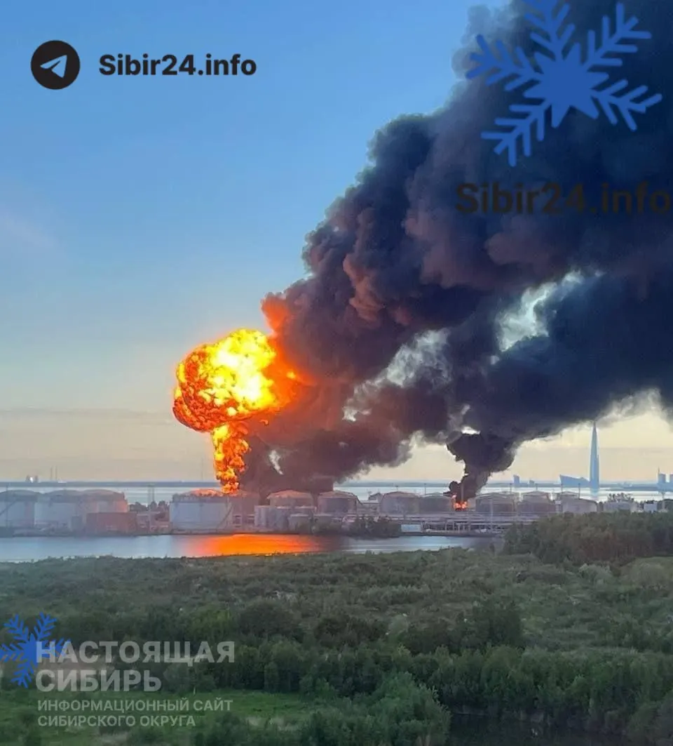 После ударов по нефтяным объектам в не менее чем 20 субъектах РФ ввели ограничения на покупку бензина. Дефицит зафиксирован даже в Москве и Санкт‑Петербурге.