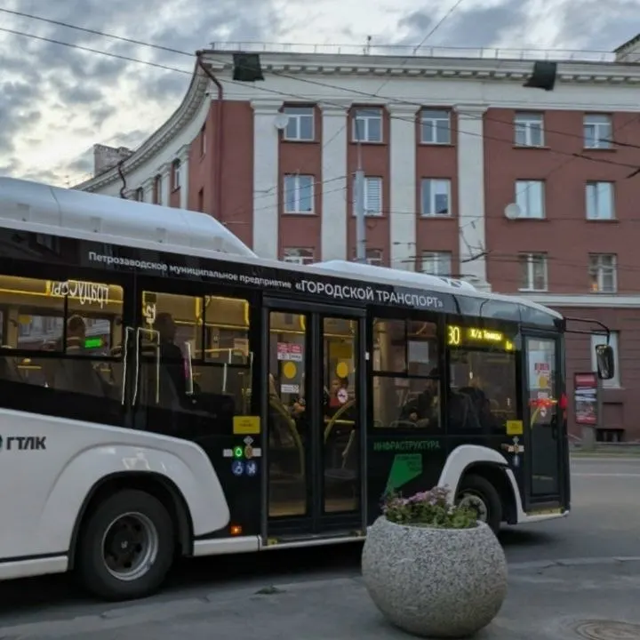 До 30 июня на муниципальных маршрутах Петрозаводска при оплате банковской картой «Мир», загруженной в Android‑смартфон, автоматически даётся скидка 8 рублей.