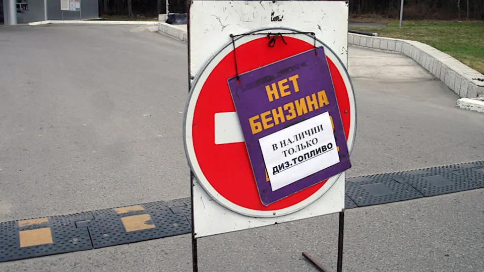 С утра 3 июня в Севастополе продажа бензина временно ограничена: топливо отпускают лишь службах жизнеобеспечения, ориентировочно к середине дня продажи должны возобновиться.