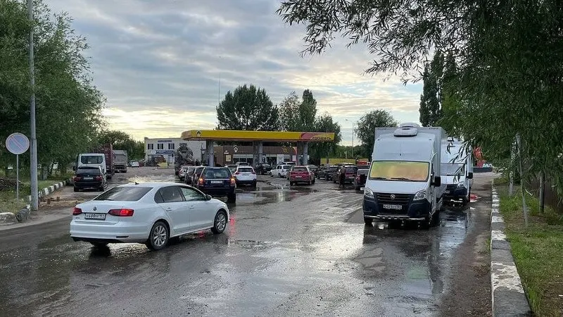 Более 50 регионов ввели лимиты на отпуск бензина. По словам зампреда правительства Александра Новака, дефицит во многом вызван ажиотажем; власти работают над перестройкой логистики и балансировкой рынка, что потребует времени.