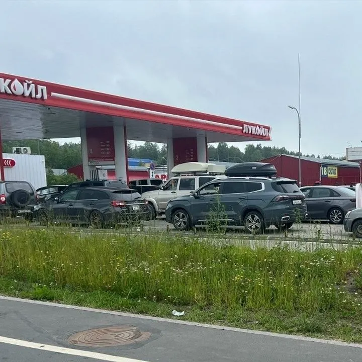 Вечером в ряде автозаправок Петрозаводска закончился бензин АИ‑95 из‑за наплыва автомобилистов; к утру топливо снова появилось.
