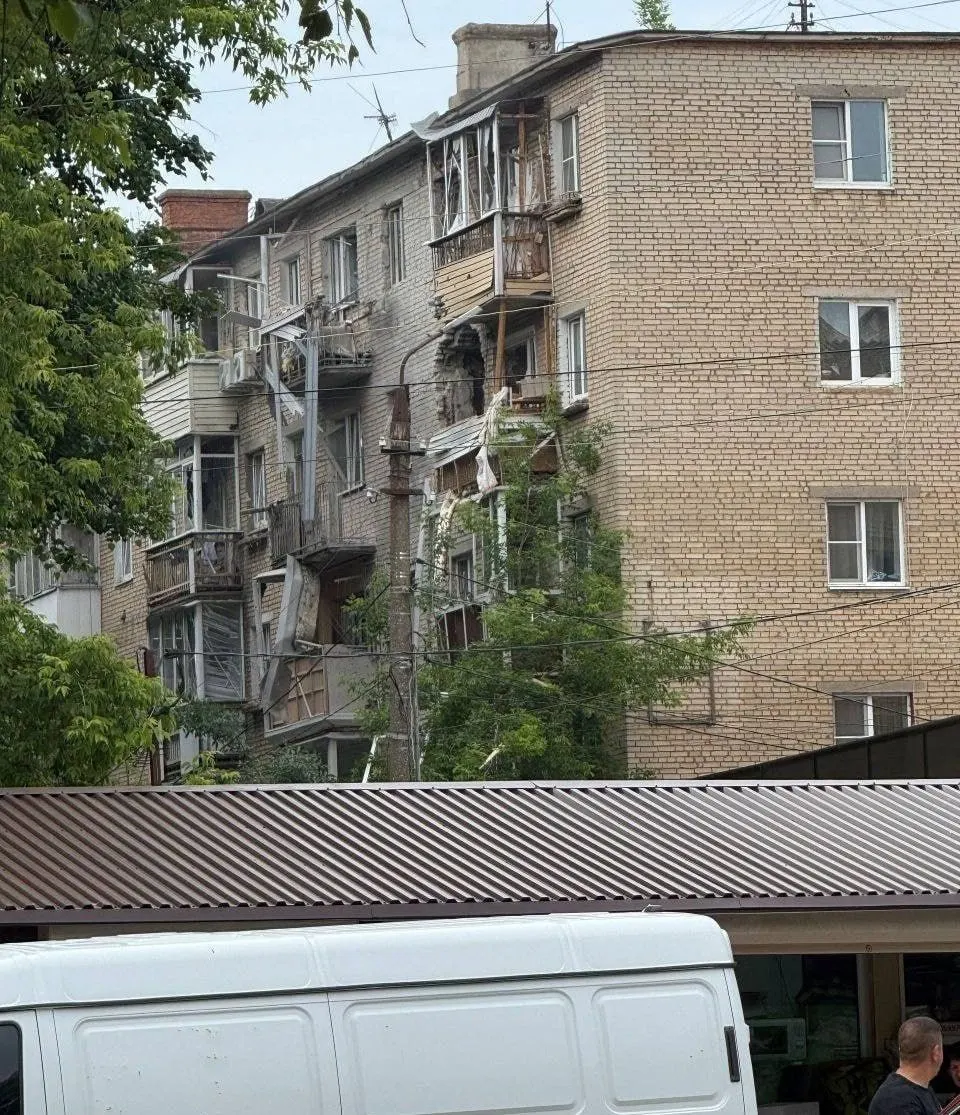 В Тульской области в жилой дом в Щекино попал беспилотник. Жильцы эвакуированы, в регионе сохраняется режим беспилотной опасности. По ночной сводке ПВО над регионами были поражены сотни дронов.