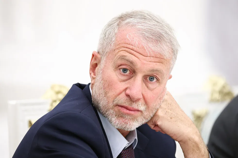 По сведениям источников, российский бизнесмен Роман Абрамович в мае 2026 года посетил Киев, встретился с Владимиром Зеленским и передал через него предложение о личной встрече с президентом России; стороны дают разные оценки дальнейшим действиям Кремля.