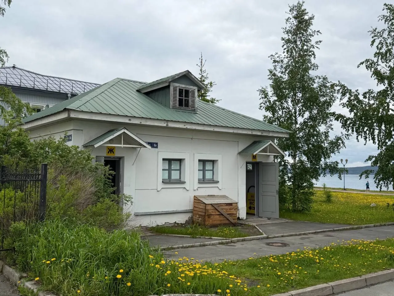 Летом в ряде городов повысили плату за посещение общественных уборных: в Петрозаводске — до 50 рублей, в Чите — до 30. При этом проблема часто не в цене, а в отсутствии кабинок и элементарной гигиене.