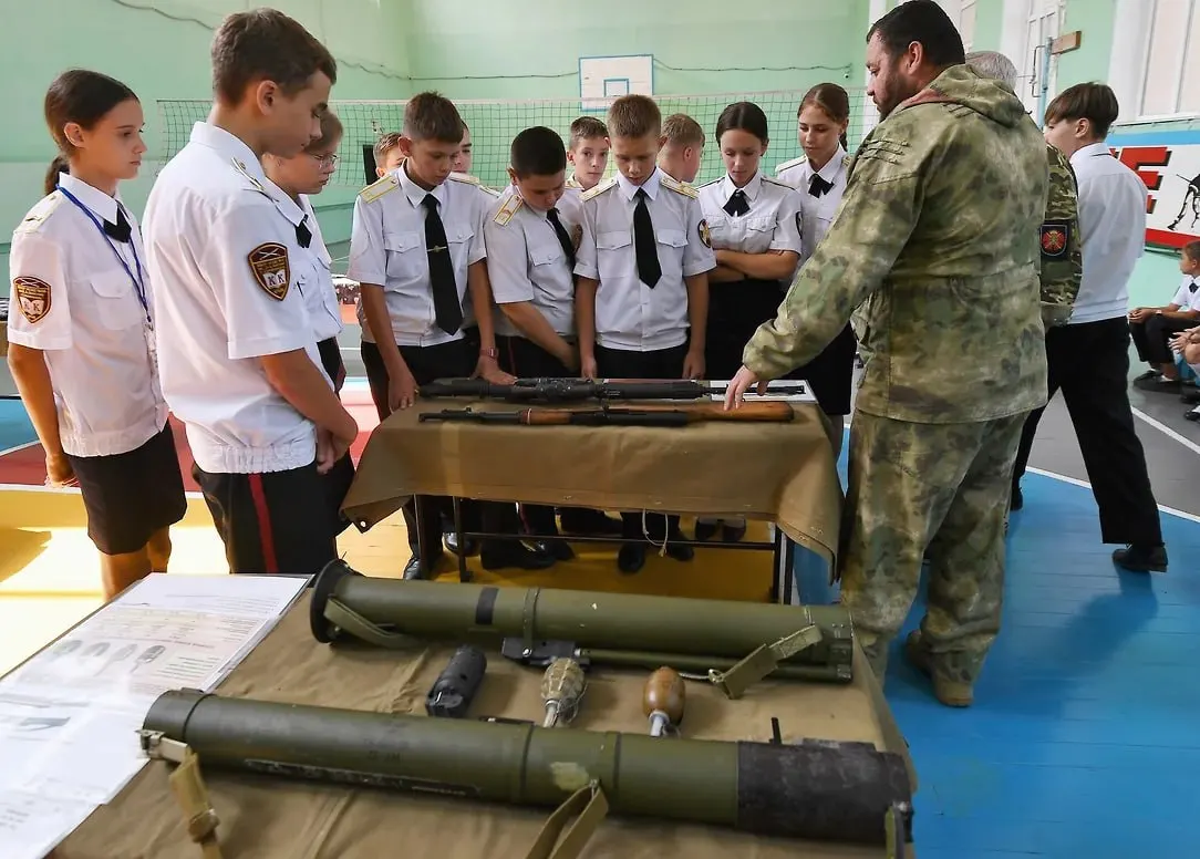 Российское военно-историческое общество предложило вовлечь учащихся в запись рассказов военных и волонтёров — материал планируют использовать в школьных экспозициях о СВО и в будущем цифровом архиве. По словам организации, инициативу поддержало Минобрнауки.