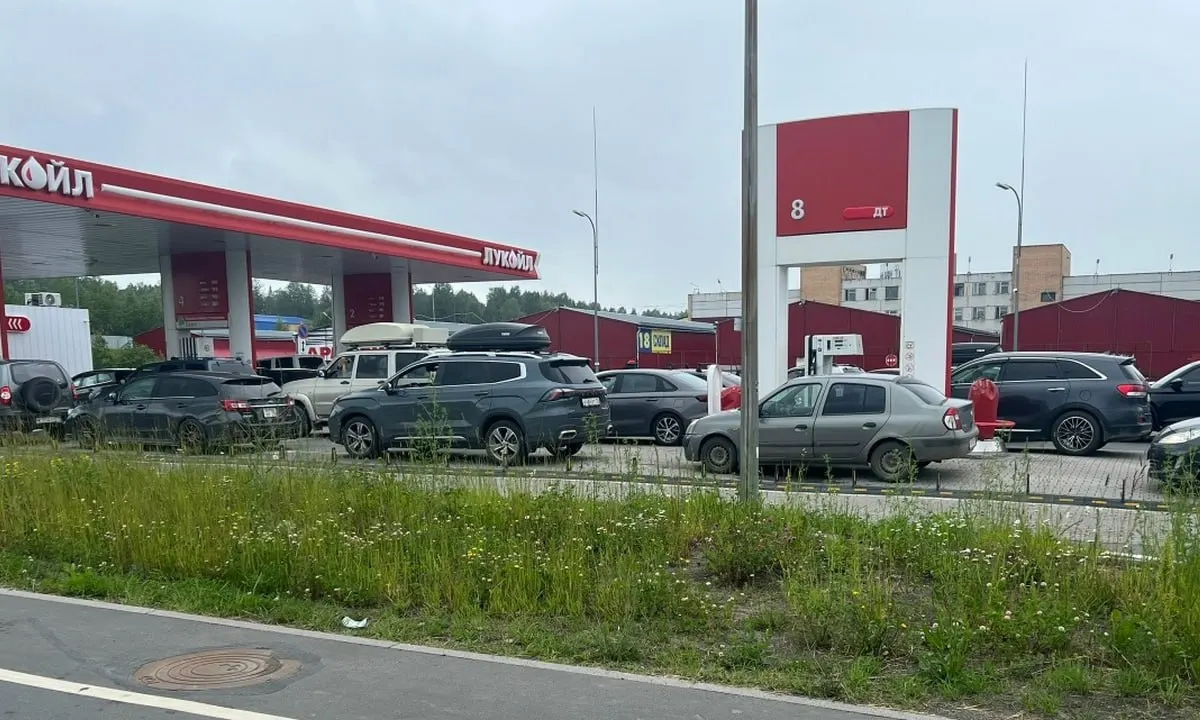 Минпромторг Карелии сообщает о стабильности поставок моторного топлива, однако сезонный рост спроса и прошлые логистические перебои в ряде районов приводят к временному снижению запасов и очередям на отдельных заправках.