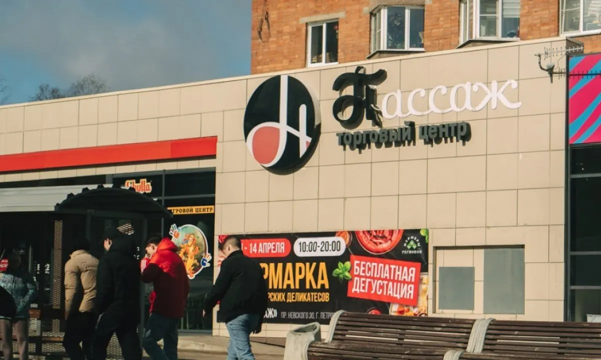 Жильцы сообщают о звуках сверления и распилов у скандальной пристройки; судебное решение о сносе действует с 2014 года, но точной даты демонтажа пока нет.