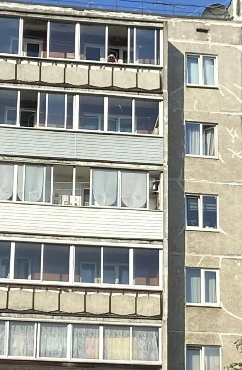 Жители дома на улице Фролова в Кукковке жалуются, что мужчина с девятого этажа регулярно наблюдает за детьми, стучит ложками и поливает их водой. Соседи планируют подать коллективное заявление в полицию.