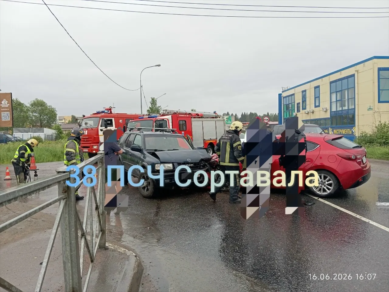 Лобовое столкновение на трассе А‑121 в Сортавале: пострадавших доставили в больницу, угрозы жизни нет, выясняют виновника аварии.