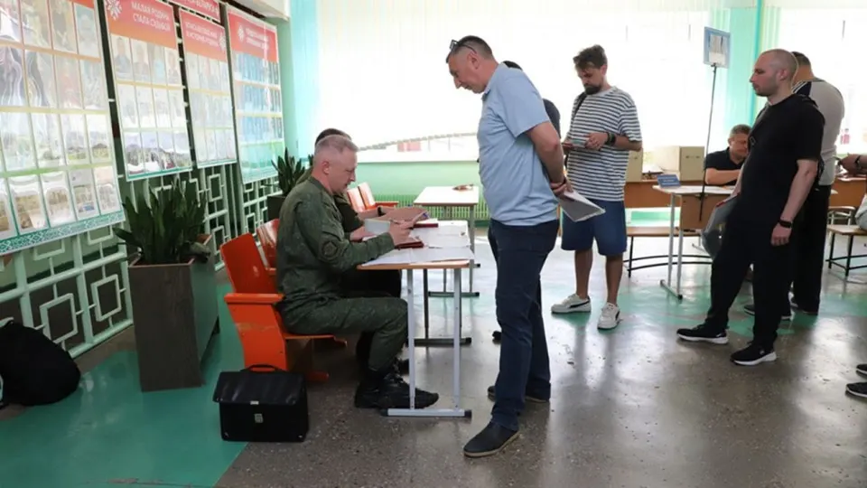 В приграничной с Польшей и Литвой Гродненской области Беларуси с 17 по 26 июня проходят мобилизационные учения. Запасников вызывают на контрольную явку и сверку данных — это происходит на фоне усиленного давления со стороны России и переговоров о возможной помощи в эскалации конфликта с Украиной.
