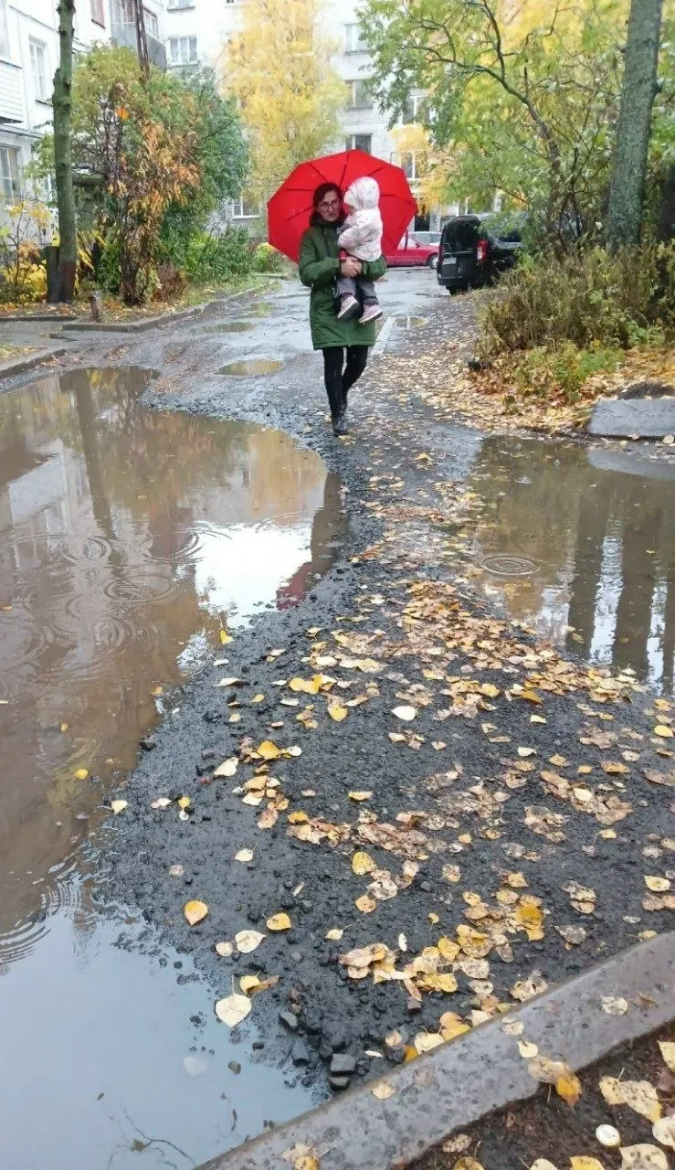 Горожане массово жалуются на ямы и лужи во дворах Петрозаводска. Глава города заявила о ремонте некоторых участков, но это не устраивает жителей — они просят включить в план и их адреса.