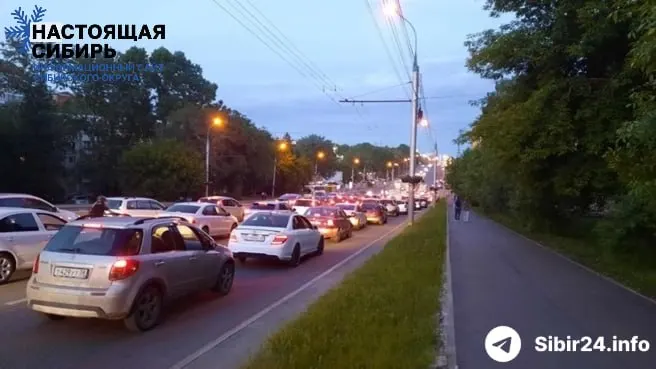 Вслед за рядом регионов Сибири в Иркутске возник масштабный дефицит бензина: сети АЗС вводят лимиты, образуются многокилометровые очереди, а муниципальный транспорт рискует остановиться.