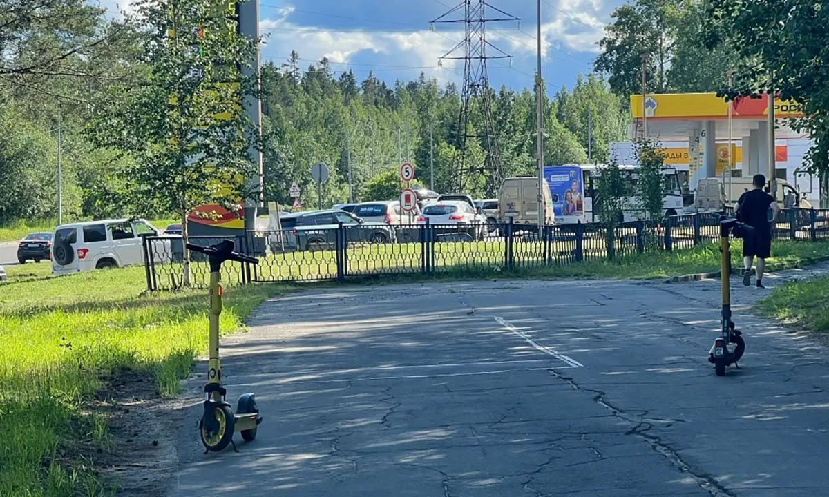 В нескольких регионах России сохраняются запреты на отпуск бензина в канистры, жёсткие лимиты на розничную выдачу и пустые АЗС; водители стоят в многочасовых очередях, а в ряде мест фиксируют случаи краж топлива.
