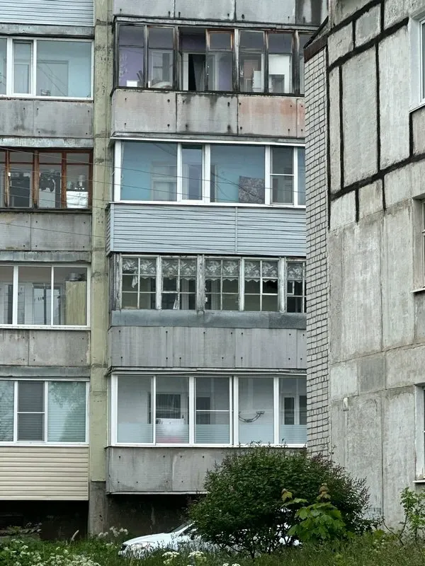 Днем 16 июня в Кеми двое мужчин вели стрельбу из окна третьего этажа по двору: очевидица утверждает, что пули пролетали в том месте, где спустя секунды оказалась семья с двумя маленькими детьми.
