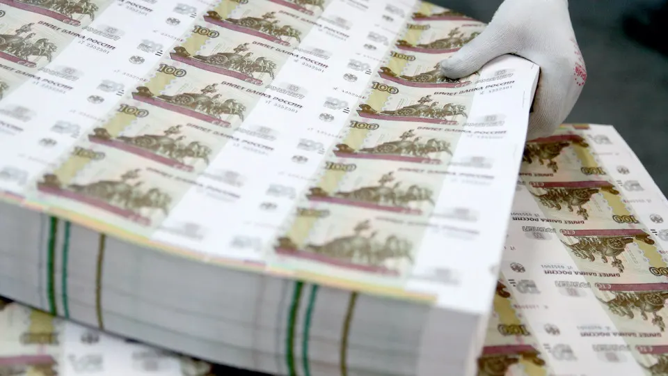 В мае наличных в обороте прибавилось 381,2 млрд рублей, с начала года — +1,09 трлн. Центробанк ужесточил контроль за снятием и внесением наличных.