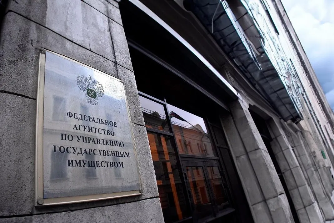 Депутаты сняли ценовой порог и полугодовую паузу между торгами — теперь можно продавать любую квартиру, изъятую по решению суда; вводится реестр оценщиков и ужесточаются требования к организаторам торгов.