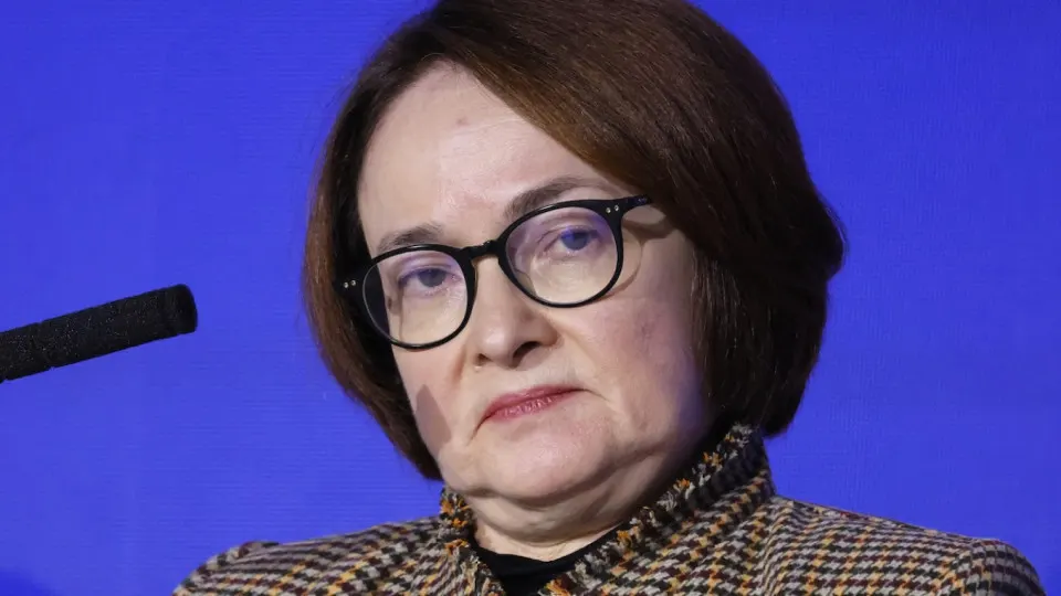 Резкий рост цен на бензин и обвалы выпуска нефтепродуктов ставят под угрозу планы по смягчению денежно-кредитной политики: инфляция ускоряется, а рынок закладывает менее оптимистичный сценарий.