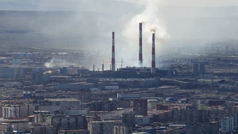 По официальным данным, в мае российское промышленное производство упало на 0,7% год к году. Спад усилился в добыче и переработке нефти, сократилось производство металлов и одежды; несмотря на рост военных отраслей, значимая часть экономики уже находится в рецессии.
