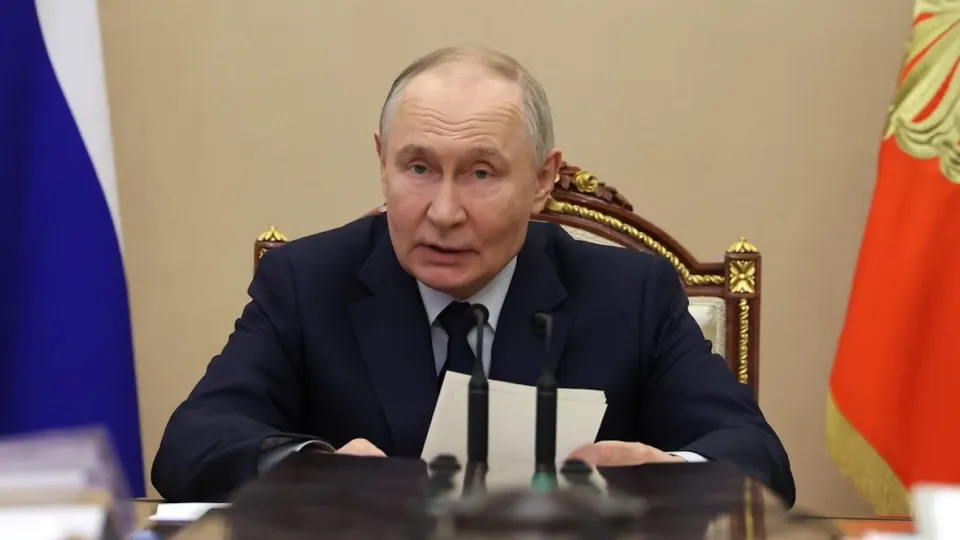 Президент заявил, что принятые меры сдерживают ситуацию, однако инвестиции в экономику сократились на 14,3% в I квартале. Компании урезают вложения из‑за высоких ставок, снижения прибыли и внешних ограничений, а бюджетные возможности для стимулирования ограничены.