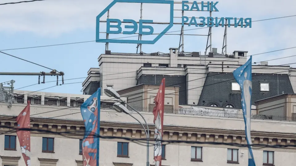 Госкорпорация развития ВЭБ объявила о снижении бюджета и увольнении 15% персонала в рамках подготовки к параметрам бюджетирования 2027 года; сокращения объясняют «кредитным охлаждением» и директивами правительства.