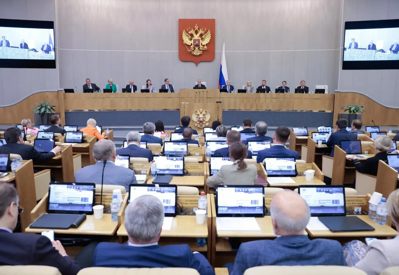 Анализ данных законодательной системы показывает, что Госдума одобряет подавляющее большинство правительственных и президентских законопроектов, в то время как инициативы депутатов проходят значительно реже.