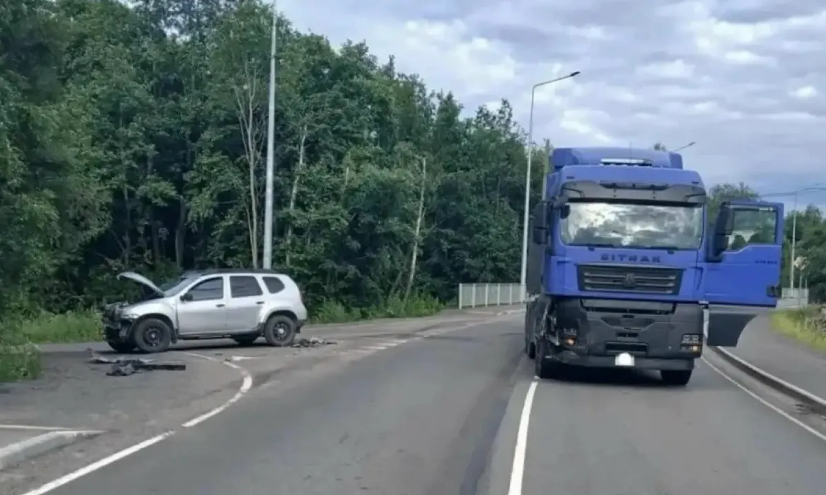 3 июля под Шелтозером Renault Duster не уступил дорогу тягачу Sitrak. Водитель оказался пьяным, пострадали 25‑летняя женщина и её двухлетняя дочь — их госпитализировали.