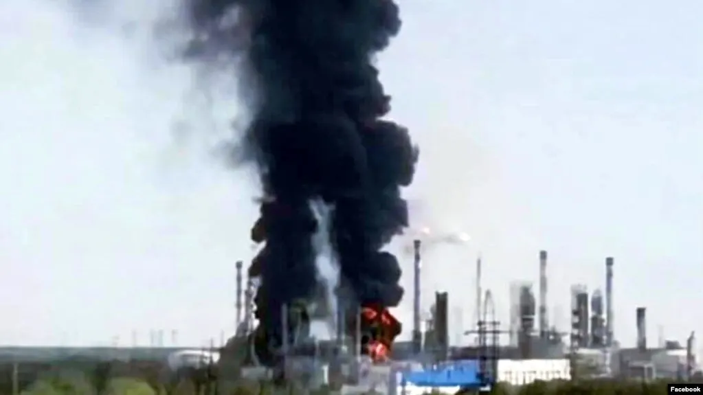25 июля на Тюменском нефтеперерабатывающем заводе после удара загорелись установки гидроочистки и производства высокооктанового бензина; переработка приостановлена, сроки возобновления неизвестны.
