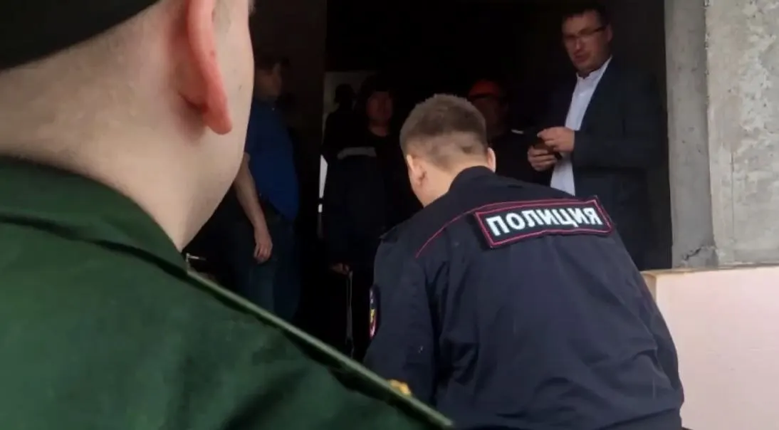 Военные следователи вместе с МВД провели проверки на строительных площадках Петрозаводска и выявили мигрантов без регистрации и постановки на воинский учёт.