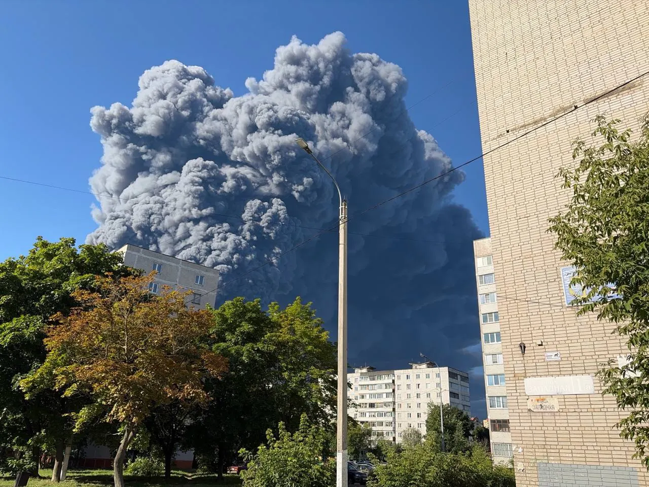Ночью были поражены логистические центры в Тамбовской области и Подмосковье. В Котовске погибли семь человек, десятки получили ранения, многие госпитализированы.