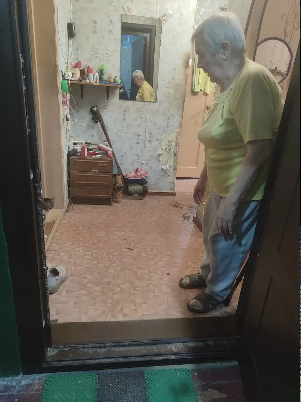 Жительница Петрозаводска Лариса живёт в квартире в доме №16Б на улице Советской, признанном аварийным в 2019 году. Пол уходит на 15–20 см, соседи опасаются обрушения и просят власти о расселении.