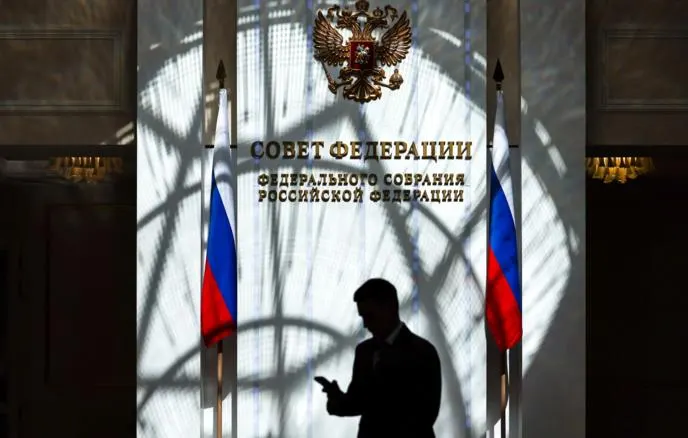 Совфед поддержал законы, которые ограничивают консульские услуги, доступ к банковским сервисам и коммерческую активность для россиян, осуждённых по политическим статьям и уехавших за границу. Минюст создаст реестр таких граждан.
