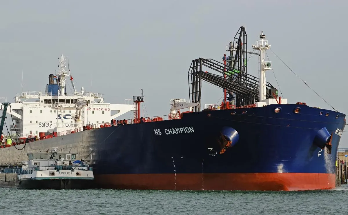 Евросоюз предоставил странам‑членам право реализовывать нефть и другие грузы, изъятые с танкеров, подозреваемых в обходе санкций. Брюссель рассчитывает лишить Москву части доходов от энергэкспорта; в России назвали действия пиратством и пообещали ответ.