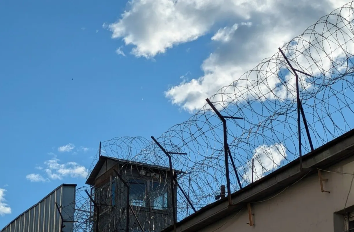 Суд признал 33‑летнего жителя Петрозаводска виновным в госизмене: он собирал и передавал сведения о военных объектах, склонял людей к диверсиям и помощи вооружённым формированиям. Ему назначено 15 лет колонии строгого режима и конфискация имущества.