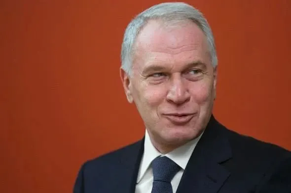 Юрий Ковальчук получил орден III степени «За заслуги перед Отечеством» за вклад в социальные проекты, сохранение культурно-исторических ценностей и благотворительность. Ранее он уже был отмечен орденом IV степени; весной его состояние оценивалось примерно в $2 млрд.