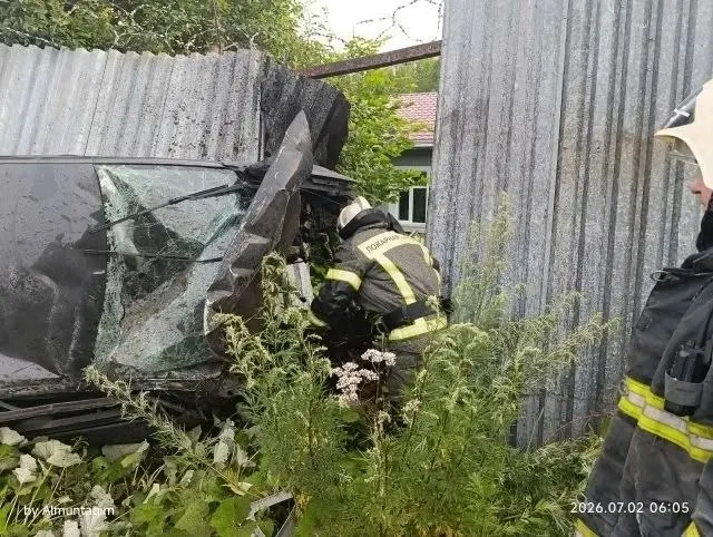 Около 06:00 в микрорайоне Соломенное водитель потерял управление, машина врезалась в металлический забор; спасатели отключили аккумулятор, чтобы предотвратить возгорание.